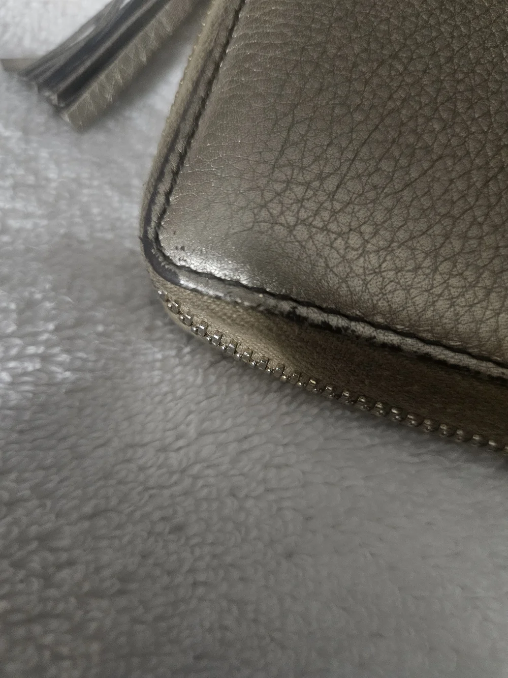 🩷❣️Authentic Gucci Metallic Silver Zip Around Wallet with Tassel - Preowned💝❤️